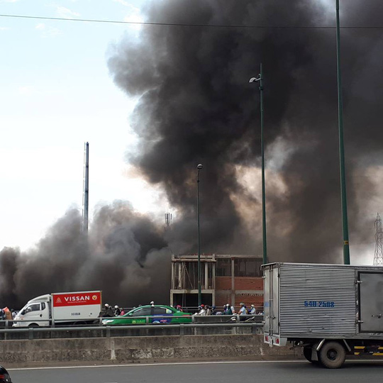 TP HCM: Cháy dưới chân cầu Bình Lợi, khói bốc cao cả chục mét