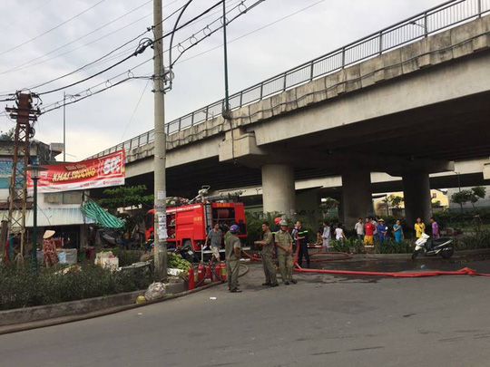 TP HCM: Cháy dưới chân cầu Bình Lợi, khói bốc cao cả chục mét