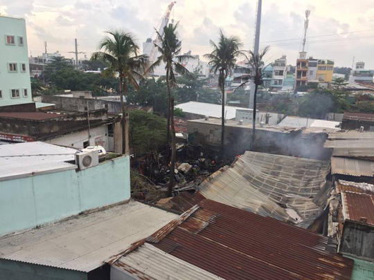 TP HCM: Cháy dưới chân cầu Bình Lợi, khói bốc cao cả chục mét