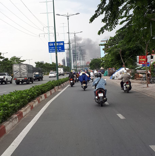TP HCM: Cháy dưới chân cầu Bình Lợi, khói bốc cao cả chục mét