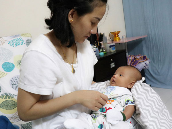 Thấy cháu nhớ bà, nàng dâu gọi điện mời mẹ chồng lên chơi, ai ngờ nhận được câu trả lời như sét đánh ngang tai