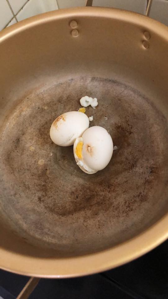 Dở khóc dở cười với những chiến tích nấu nướng của hội chị em: Quả nhiên cháy nhà mới ra mặt vụng