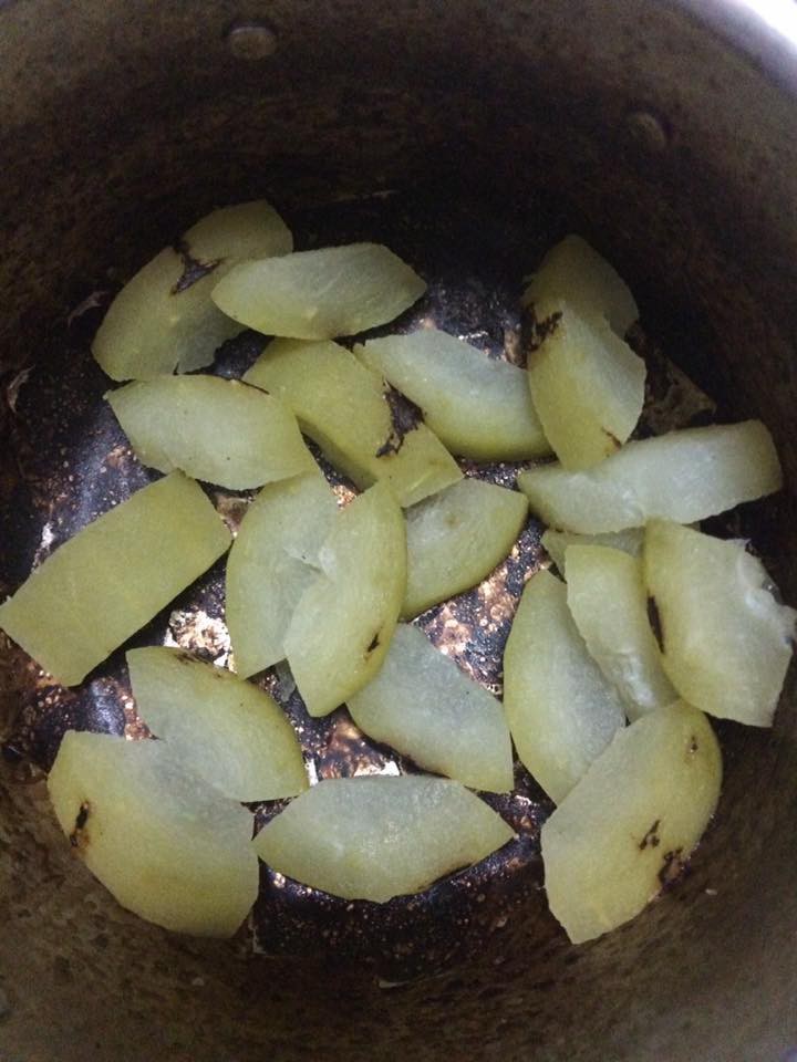 Dở khóc dở cười với những chiến tích nấu nướng của hội chị em: Quả nhiên cháy nhà mới ra mặt vụng