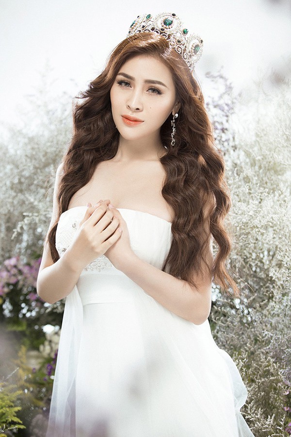 Thư Dung lại tiếp tục bị tước ngôi Hoa hậu dao kéo Thư Dung lại tiếp tục bị tước ngôi Hoa hậu dao kéo