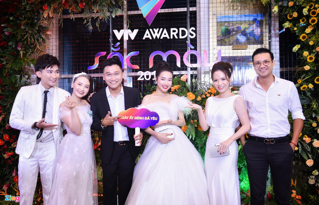 Thảm đỏ VTV Awards: Dàn sao Cả một đời ân oán và Ngày ấy mình đã yêu đọ sắc gợi cảm