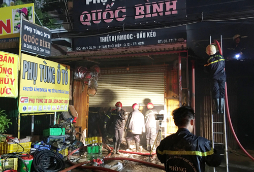 Cháy cửa hàng, đường huyết mạch qua Sài Gòn kẹt cứng