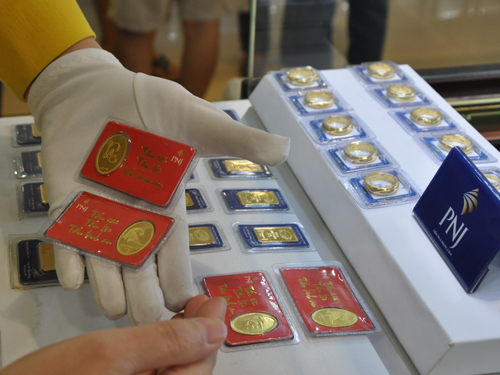 Giá vàng trong nước giảm ngược chiều thế giới