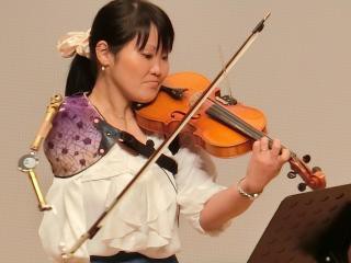 Nếu bạn than thân trách phận về cuộc sống, hãy xem người phụ nữ mất 1 cánh tay này chơi violin để thấy nghị lực phi thường là thế nào