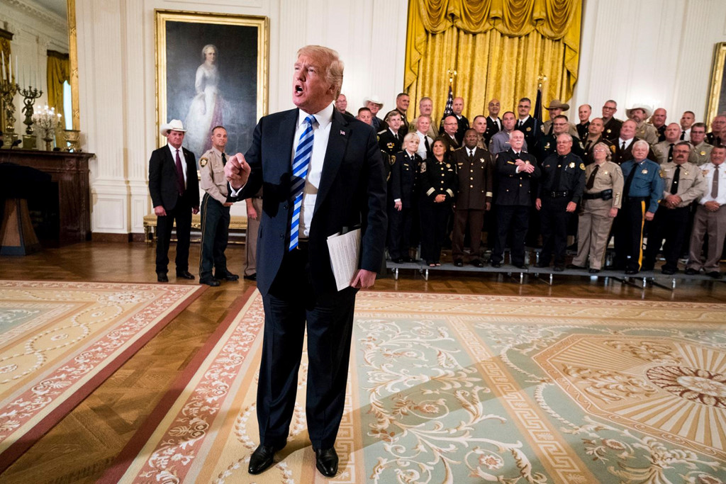 Washington lao vào cuộc đồn đoán người viết bài báo nói xấu TT Trump