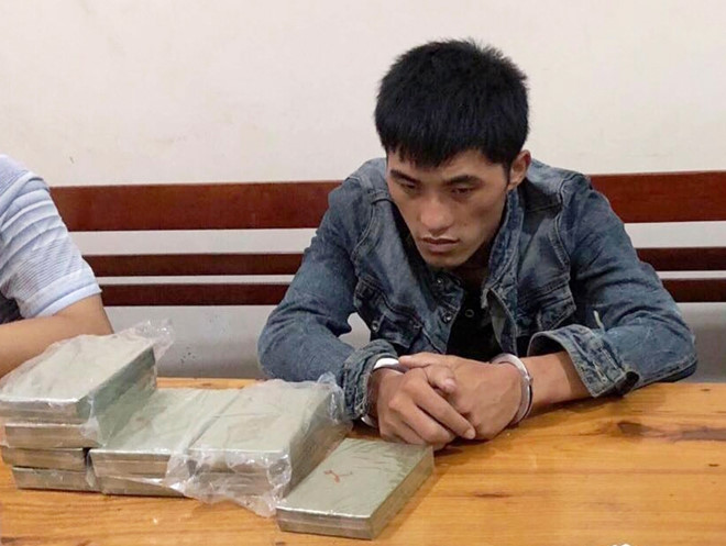 9X ngoại quốc tuồn 10 bánh heroin và 1 kg ma túy đá vào Việt Nam