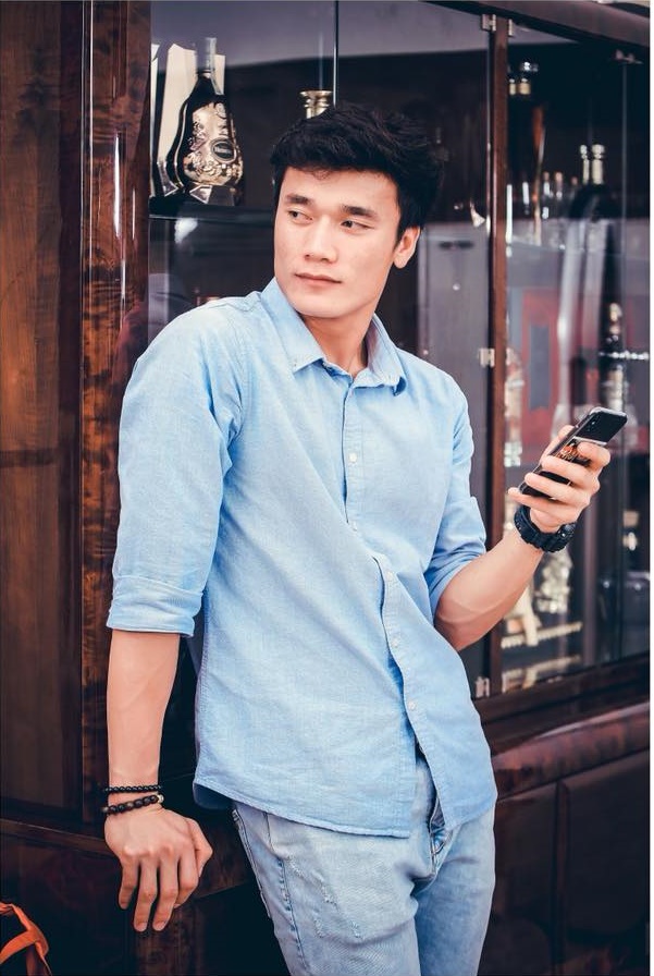 Thủ môn Bùi Tiến Dũng may mắn không sa lưới tình của Á hậu Thư Dung