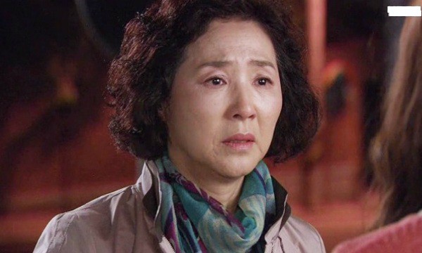 Tối muộn bị sai đi mua đồ, tôi vô tình nghe được cuộc trò chuyện và phát hiện ra bộ mặt thật của chị dâu