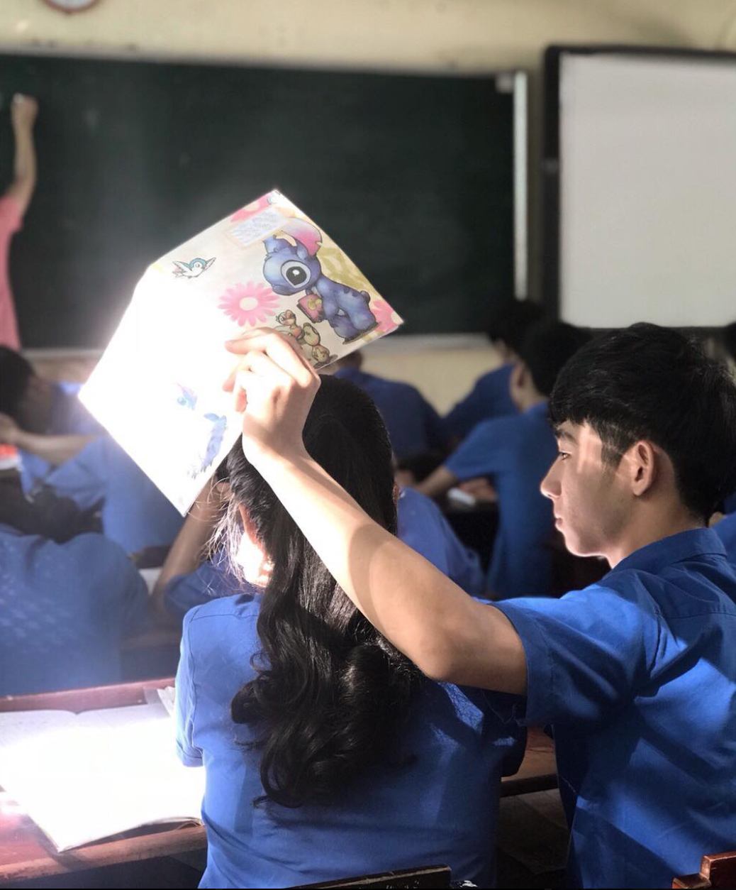 Nhờ hành động ga lăng bất chợt, nam sinh nổi tiếng khắp MXH vì hình ảnh quá sức ngôn tình