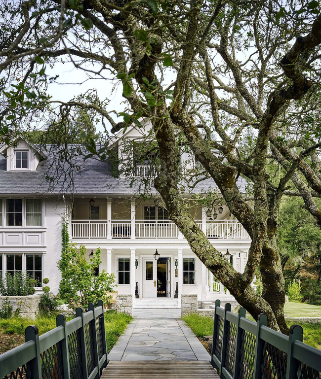 Chiêm ngưỡng ngôi nhà ngỡ tưởng chỉ có trên phim nằm dựa lưng vào núi đầy thơ mộng