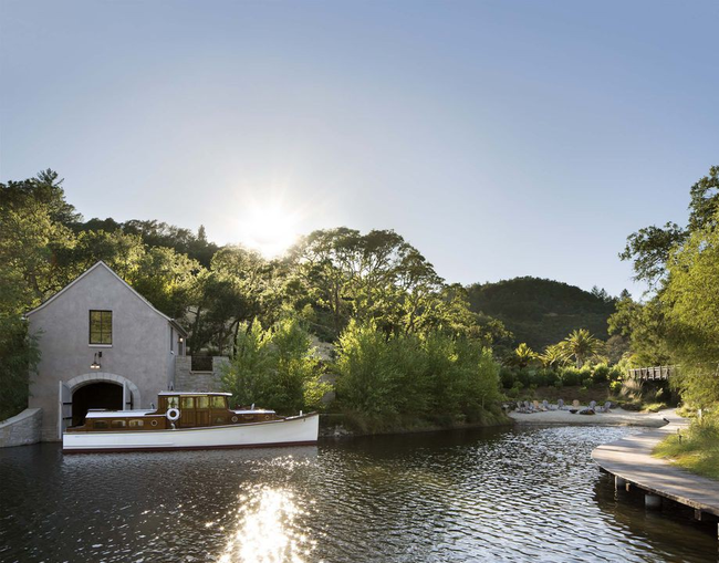 Chiêm ngưỡng ngôi nhà ngỡ tưởng chỉ có trên phim nằm dựa lưng vào núi đầy thơ mộng