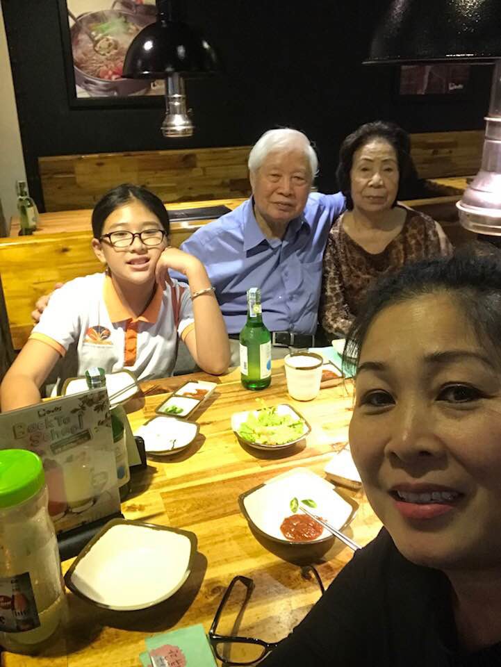 NSND Hồng Vân tự nhận như trẻ con khi sang Mỹ thăm con gái vẫn còn mất ngủ vì nhớ bố mẹ ở nhà