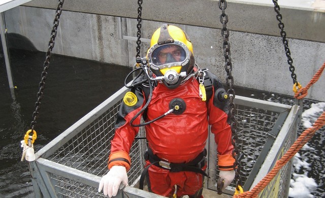 Tâm sự của một thợ lặn bể phốt chuyên nghiệp: Không bao giờ ăn thịt gà trước khi lặn, ông nào cởi đồ cho bọn tôi mới là người khổ!