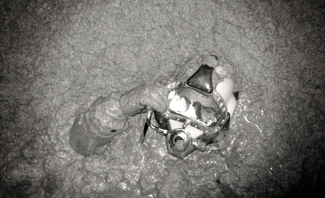 Tâm sự của một thợ lặn bể phốt chuyên nghiệp: Không bao giờ ăn thịt gà trước khi lặn, ông nào cởi đồ cho bọn tôi mới là người khổ!