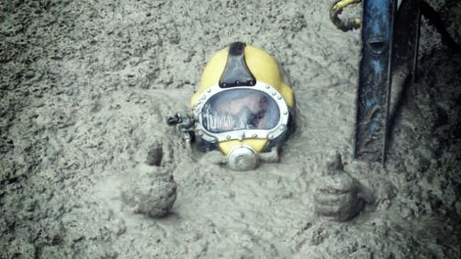 Tâm sự của một thợ lặn bể phốt chuyên nghiệp: Không bao giờ ăn thịt gà trước khi lặn, ông nào cởi đồ cho bọn tôi mới là người khổ!