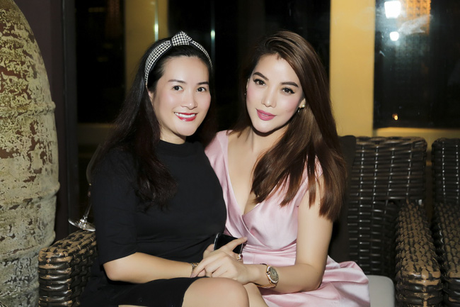 Trương Ngọc Ánh gương mặt khác lạ xuất hiện bên bà xã Bình Minh