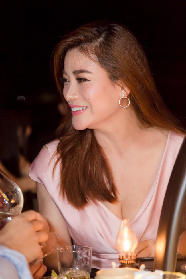 Trương Ngọc Ánh gương mặt khác lạ xuất hiện bên bà xã Bình Minh