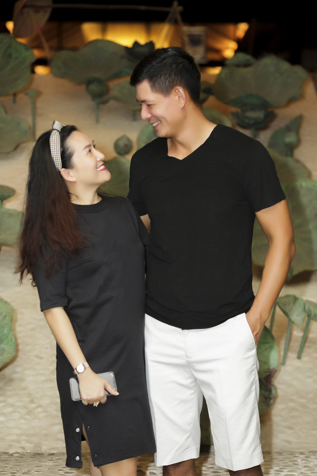 Trương Ngọc Ánh gương mặt khác lạ xuất hiện bên bà xã Bình Minh