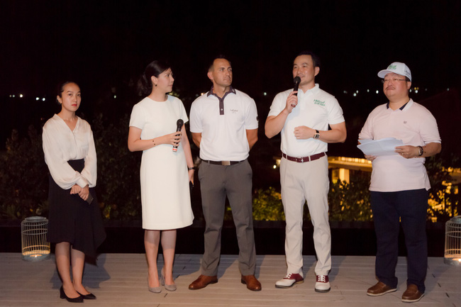 Trương Ngọc Ánh gương mặt khác lạ xuất hiện bên bà xã Bình Minh