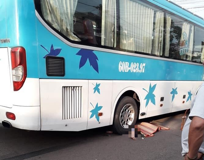 Đồng Nai: Mẹ để con đi mua đồ một mình ngoài đường, bé gái 5 tuổi bị xe khách cán tử vong