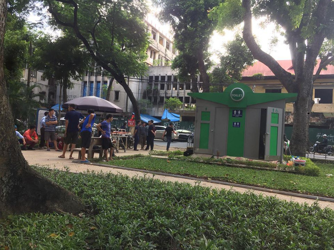 Hà Nội: Phát hiện nam công nhân xây dựng tử vong trong nhà vệ sinh công viên Paster