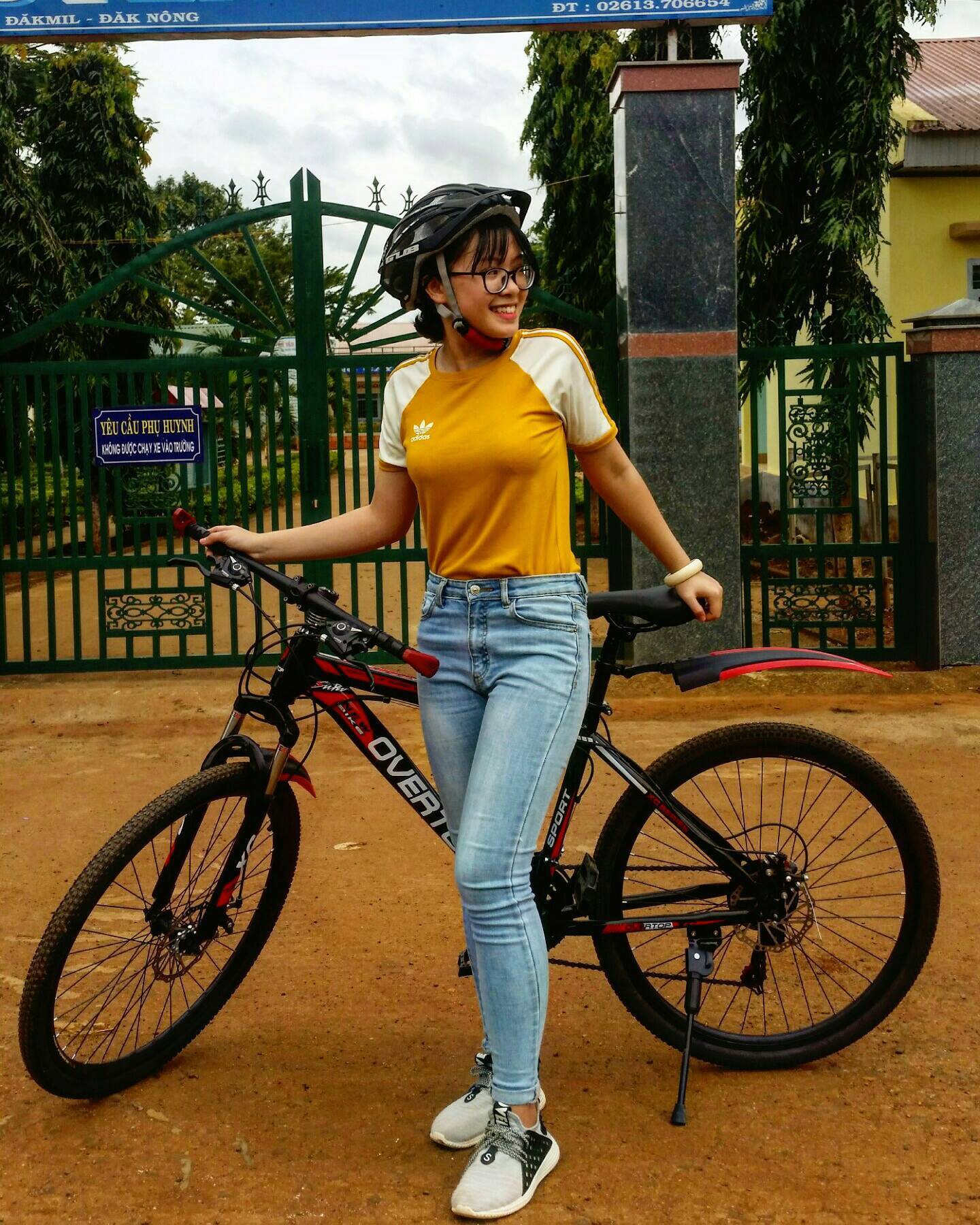 Tiết mục văn nghệ khai giảng của chị khối trên khiến các nam sinh đòi tỏ tình bằng được