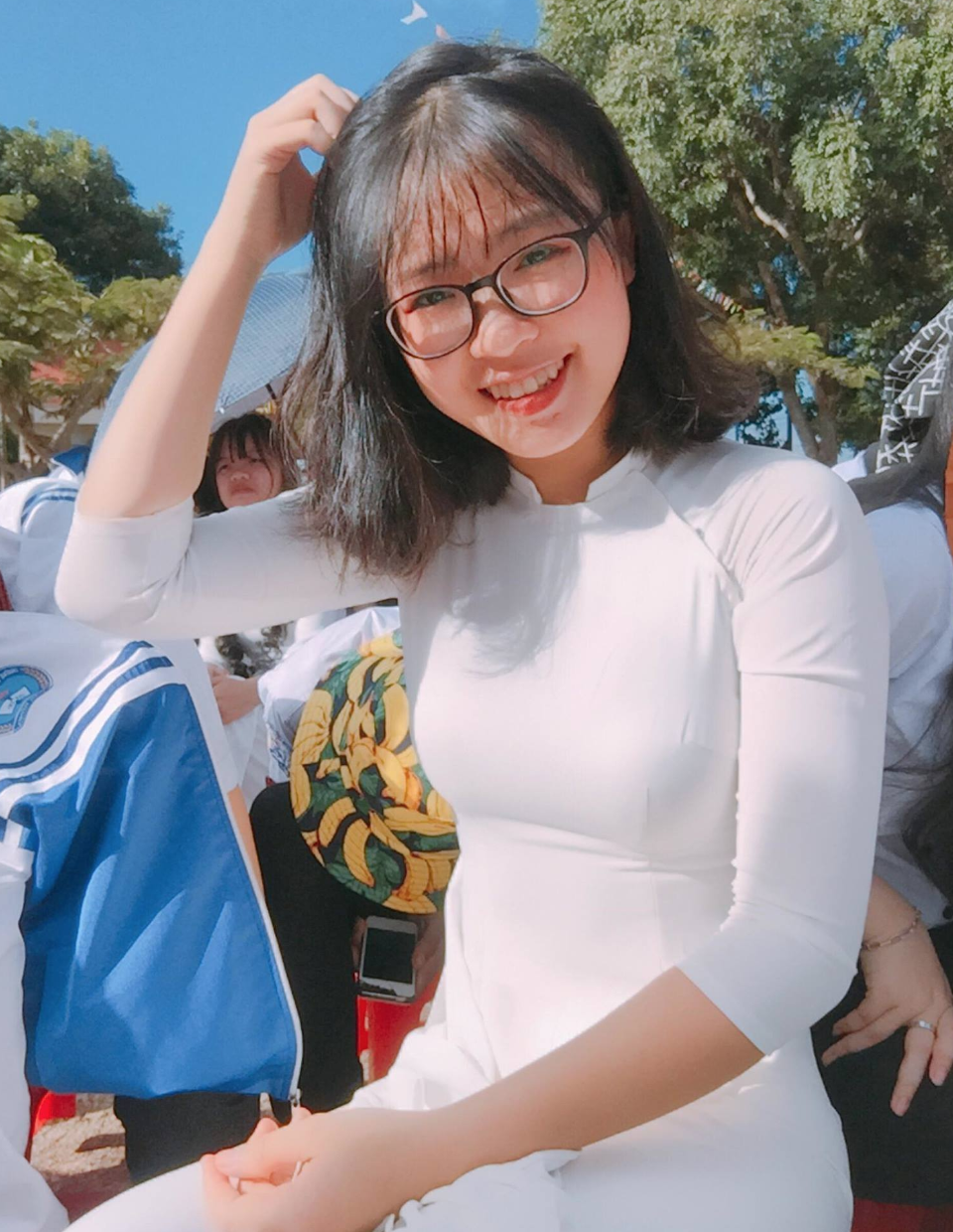 Tiết mục văn nghệ khai giảng của chị khối trên khiến các nam sinh đòi tỏ tình bằng được