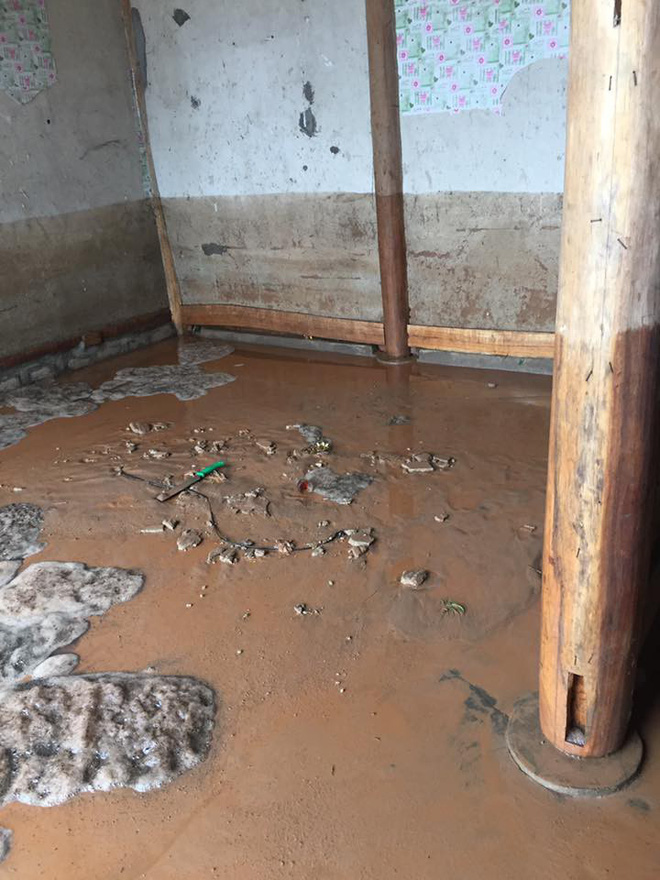 Vỡ đập chứa, hàng nghìn mét khối chất thải tràn vào khu dân cư