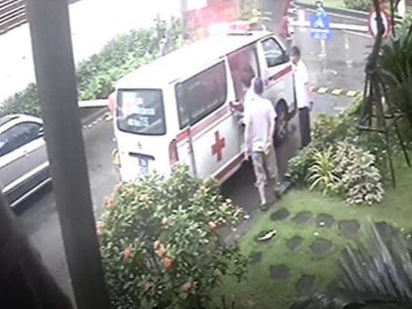 Bảo vệ chung cư chặn xe cấp cứu, bệnh nhân đột quỵ tử vong