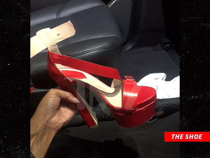 Clip: Cardi B và Nicki Minaj đánh nhau tơi bời giữa sự kiện, người bị ném guốc, kẻ bị giật tóc giả và xé váy!