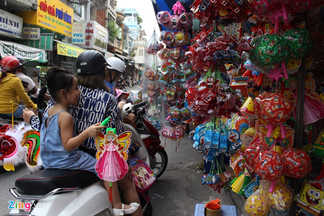 Đèn trung thu truyền thống lấn át hàng Trung Quốc