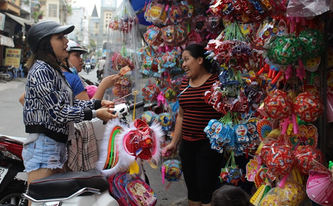 Đèn trung thu truyền thống lấn át hàng Trung Quốc