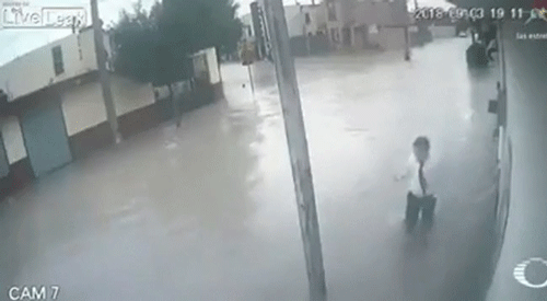 Đoạn clip 3 người liên tiếp bị điện giật bất tỉnh khi chạm tay vào cột điện ngập trong nước lan truyền MXH