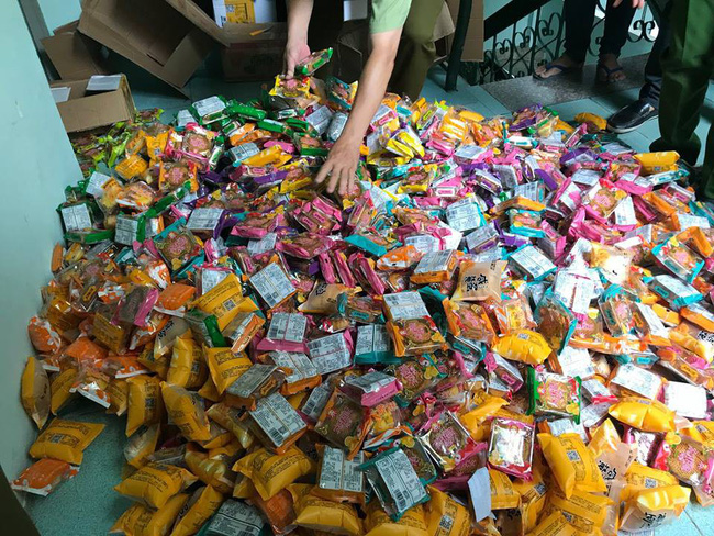 Tiếp tục tạm giữ hàng nghìn chiếc bánh Trung thu xách tay không nguồn gốc ở Hà Nội