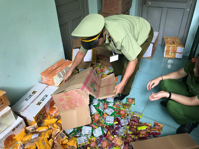 Tiếp tục tạm giữ hàng nghìn chiếc bánh Trung thu xách tay không nguồn gốc ở Hà Nội