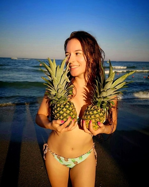 Bikini bằng…dứa đang là xu hướng thống lĩnh mạng xã hội