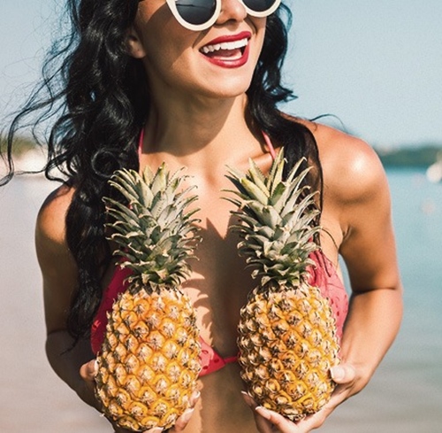 Bikini bằng…dứa đang là xu hướng thống lĩnh mạng xã hội