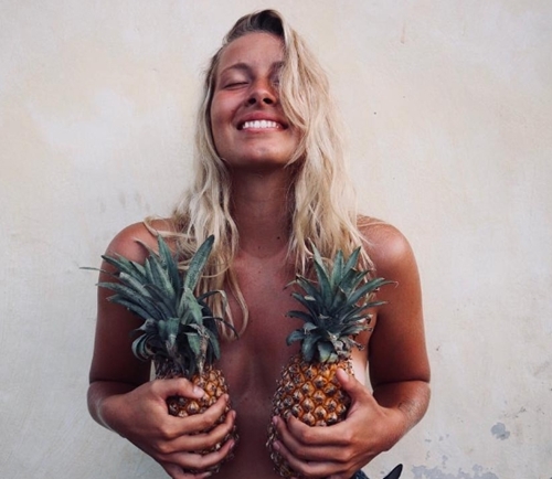Bikini bằng…dứa đang là xu hướng thống lĩnh mạng xã hội