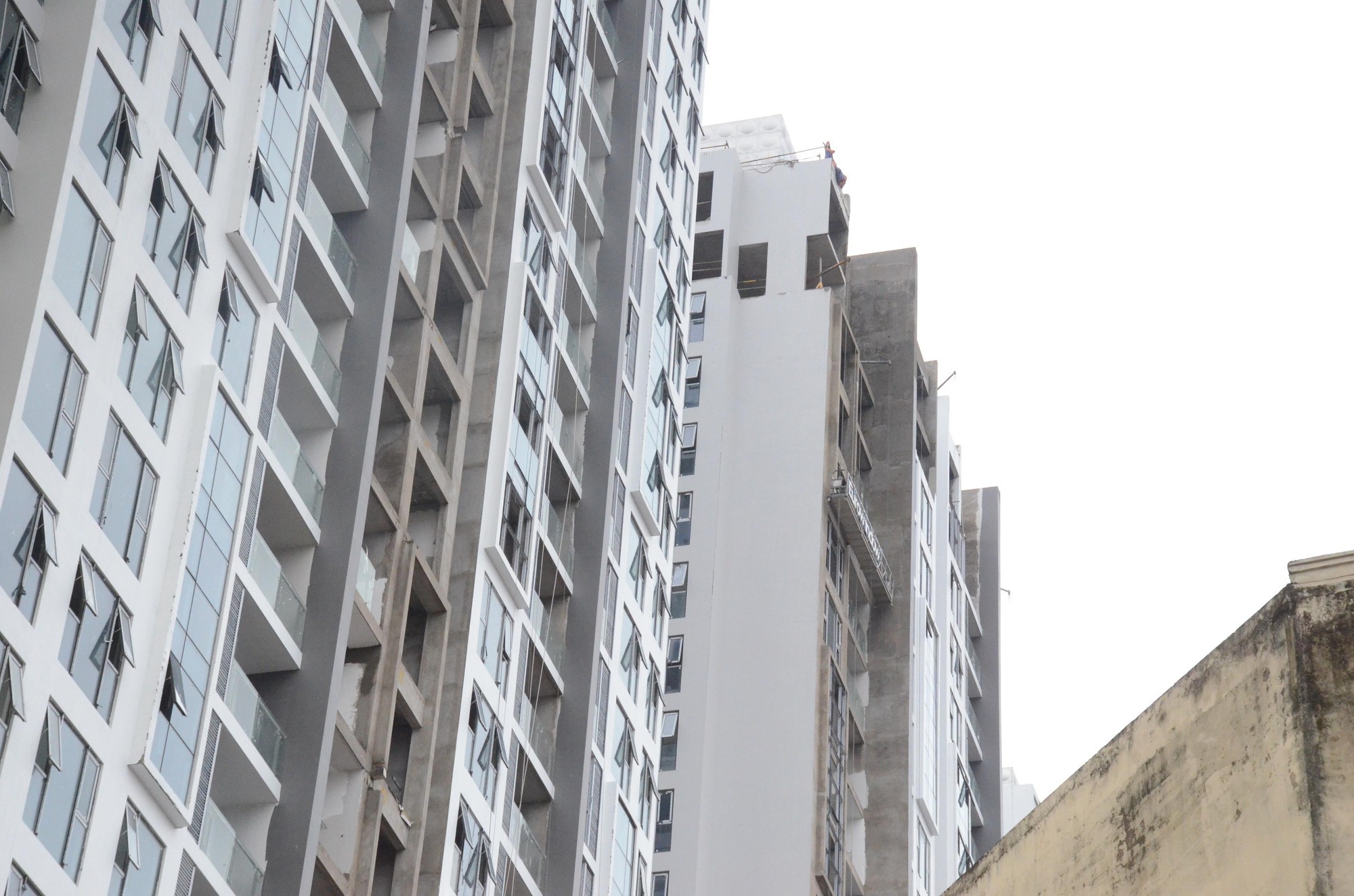 Cơ quan chức năng khẳng định không có chuyện cao ốc ở Hà Nội thành tháp nghiêng do dư chấn động đất