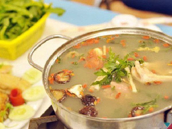 Người đàn ông ở Sài Gòn bị hắt nồi nước lẩu đang sôi vào người