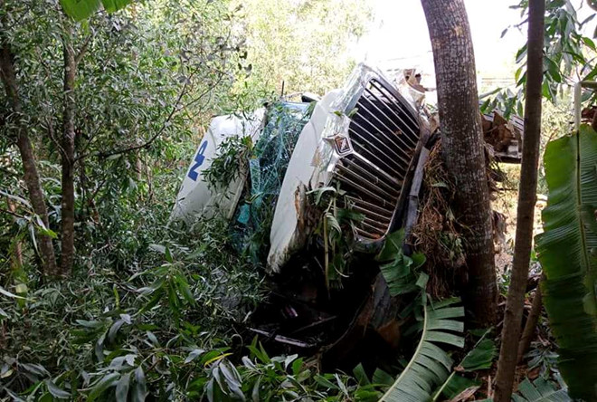 Xe đầu kéo mất lái lao xuống hố sâu 6 m