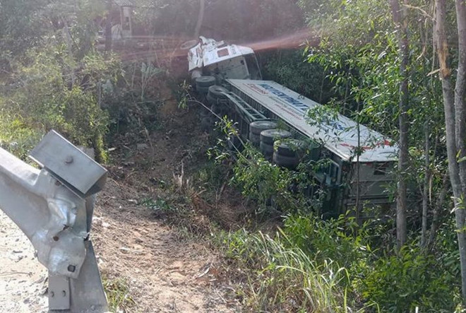 Xe đầu kéo mất lái lao xuống hố sâu 6 m