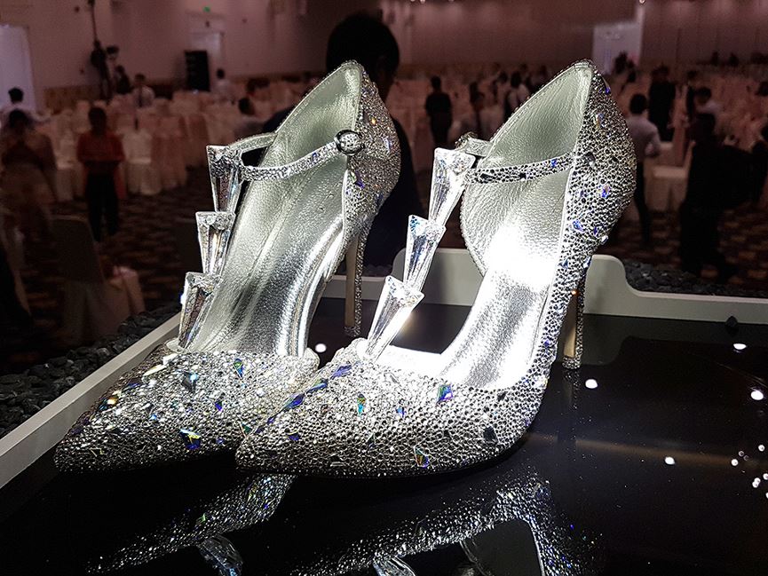 Chung kết Hoa hậu Việt Nam 2018: Tân Hoa hậu sẽ được trao giày thủy tinh