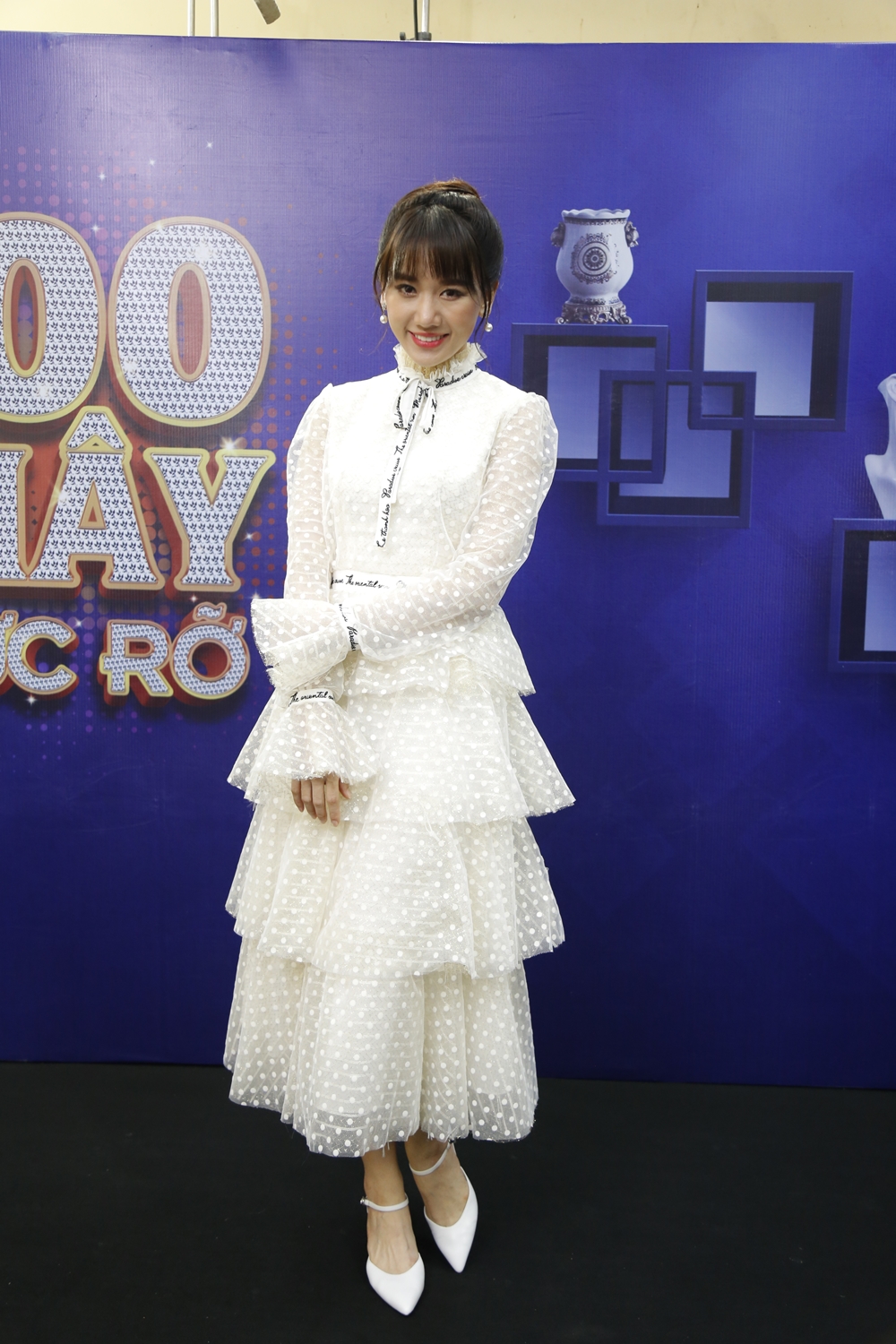 Giữa tin đồn mang thai, Hari Won vẫn miệt mài chạy show