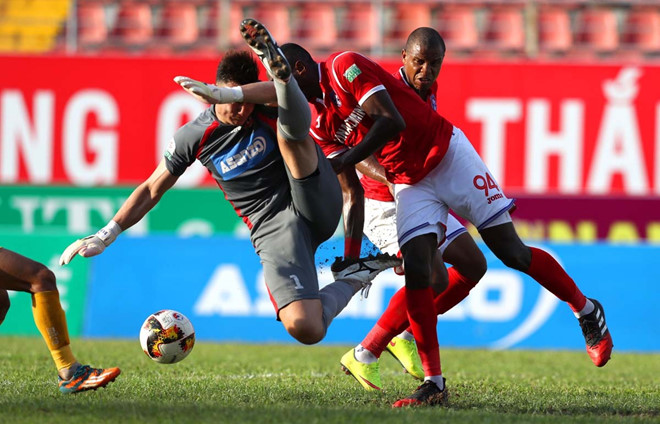 CLB Hải Phòng thoát thua trong ngày thủ môn Văn Lâm mắc sai lầm