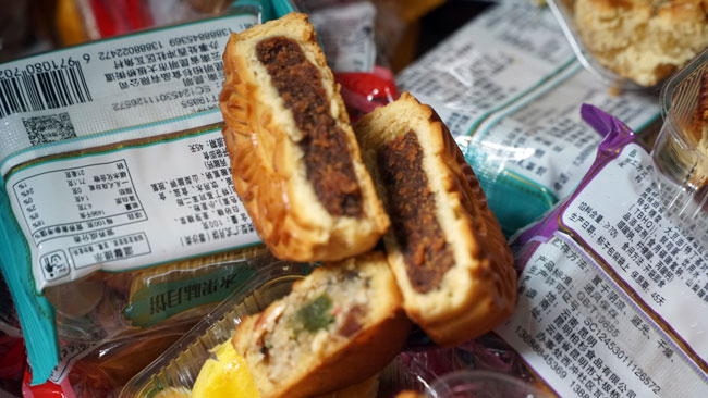 Clip: Giữ hàng nghìn bánh trung thu giá 2000 đồng in chữ Trung Quốc